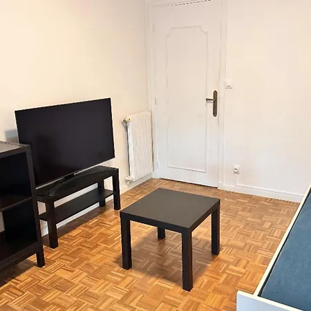 With Veranda 5min Walk To The شقة نيس