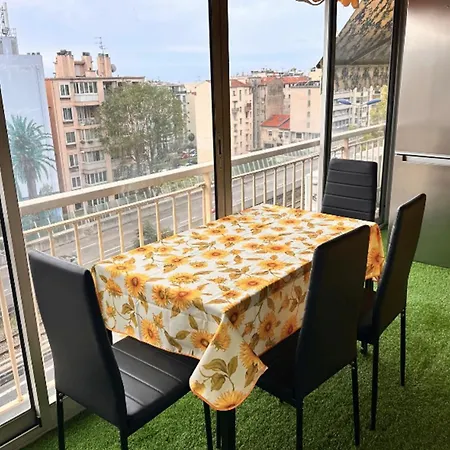 With Veranda 5min Walk To The アパート