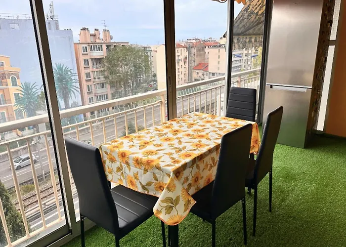 With Veranda 5min Walk To The アパート